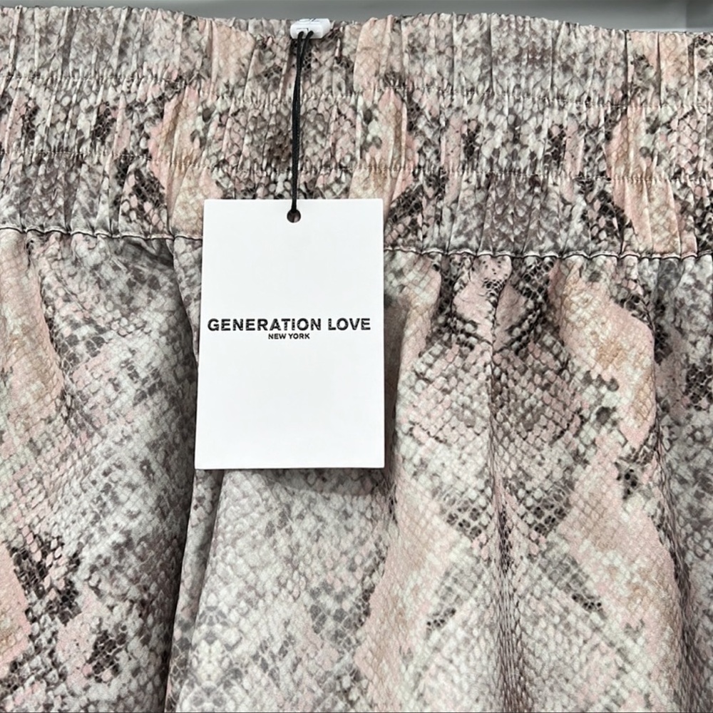 🆕Generation Love Amy Shorts High Waist
Soft Snake Choose Love New York NWT - Picture 5 of 9